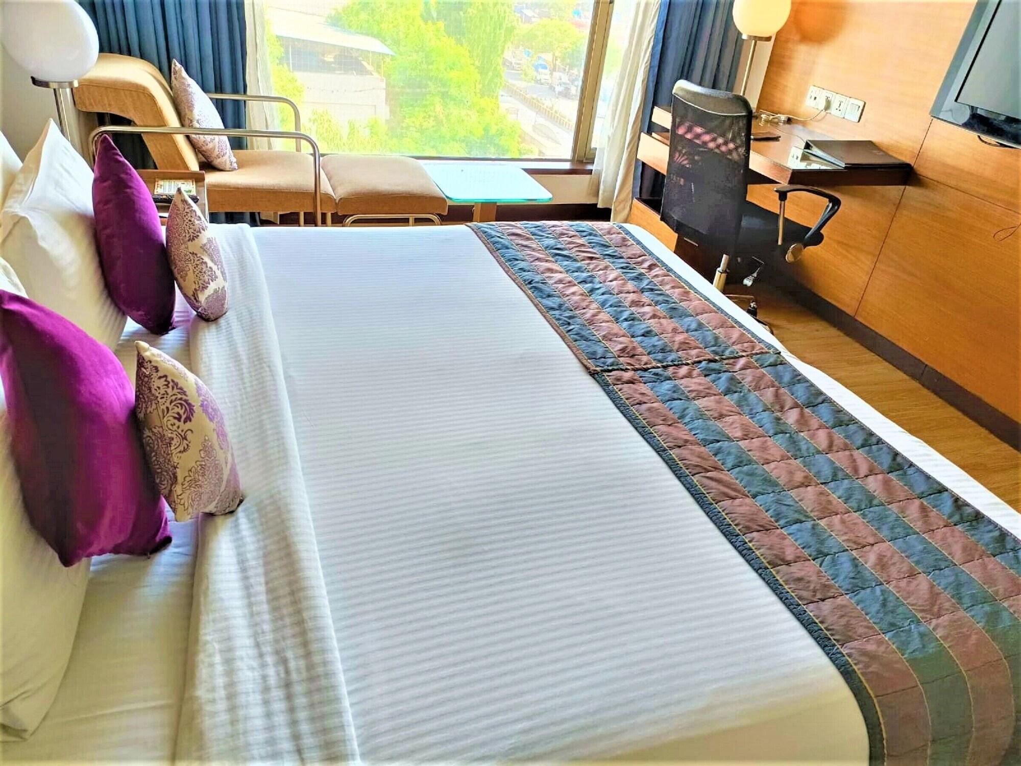 Yogi Executive, Navi Mumbai Hotel Екстериор снимка